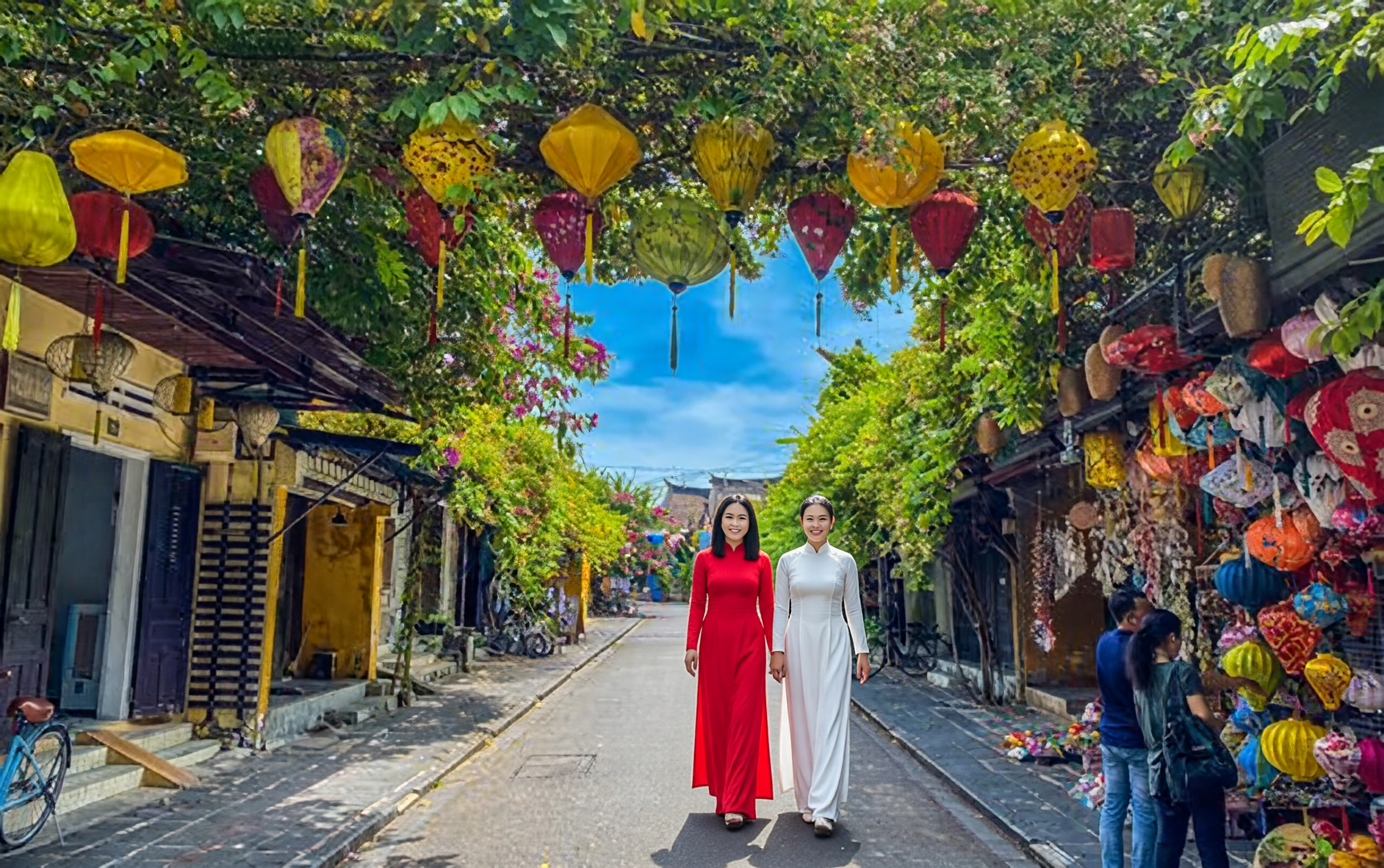 Lantern-lit streets of Hoi An Ancient Town near Da Nang